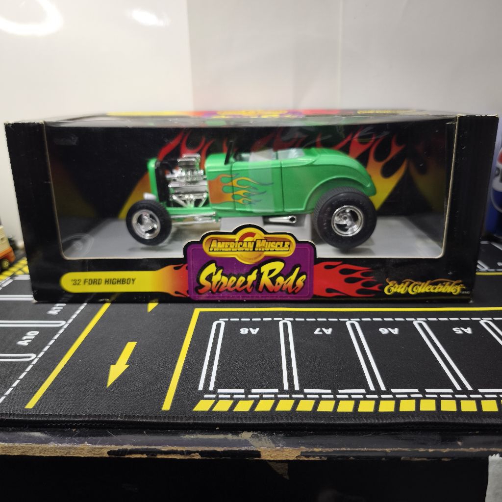 ERTL - AMERICAN MUSCLE STREET RODS - 32 FORD HIGHBOY