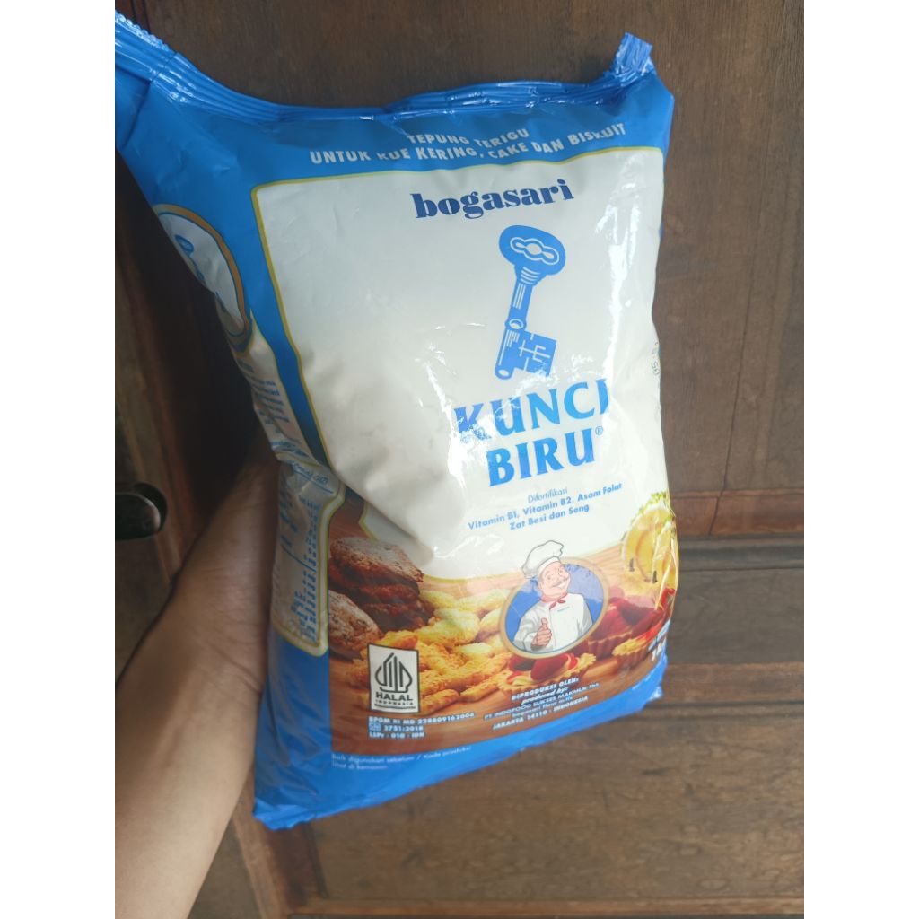 

Tepung terigu kunci biru Bogasari 1kg