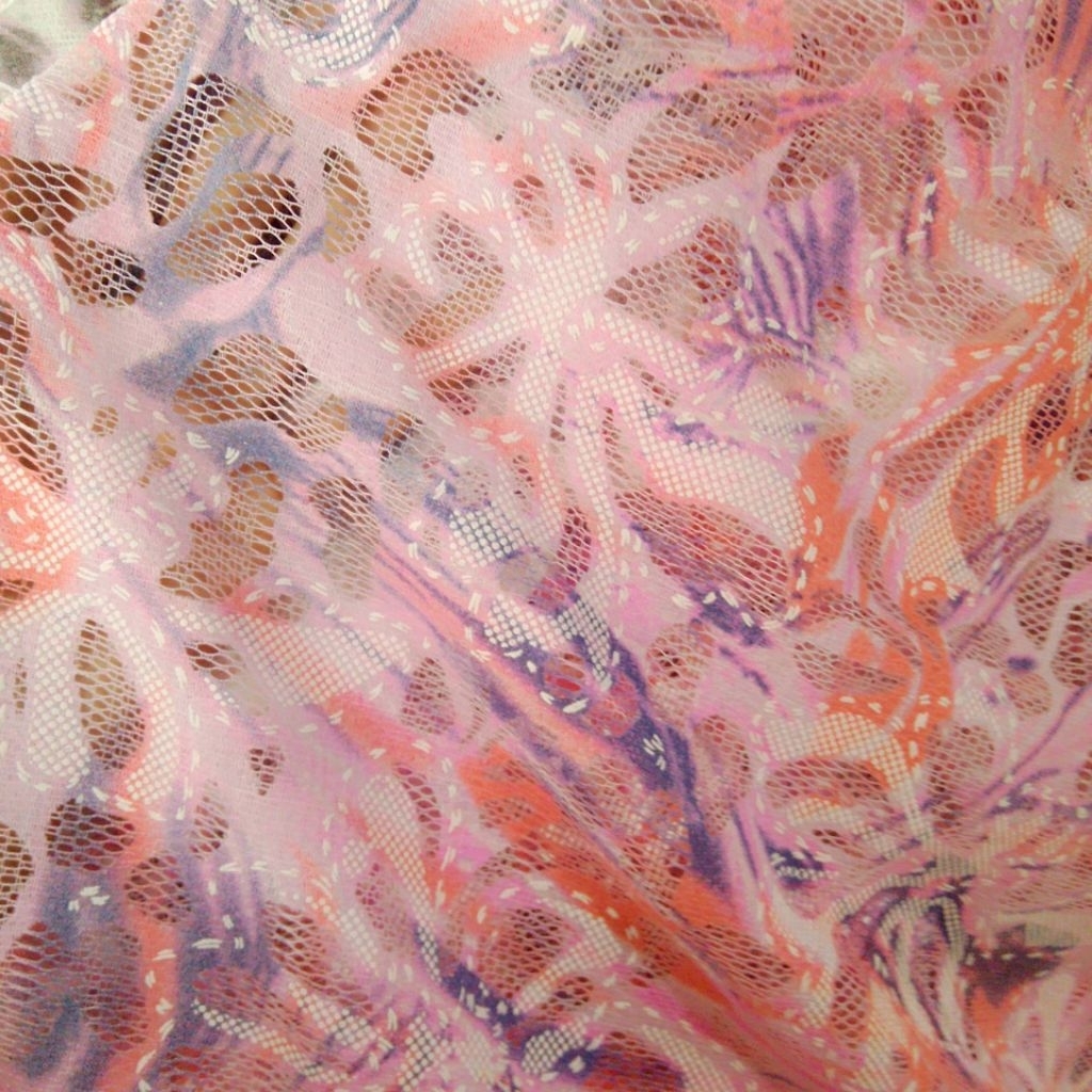 Kain Tile Bunga Gradasi Warna Ungu Pink – Brokat Mewah untuk Dress & Kebaya Modern -crt