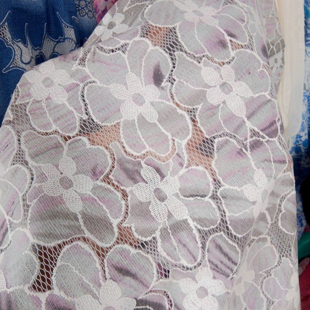 Kain Tile Bunga Abu Abu Putih Premium – Brokat Elegan untuk Kebaya & Dress - crt