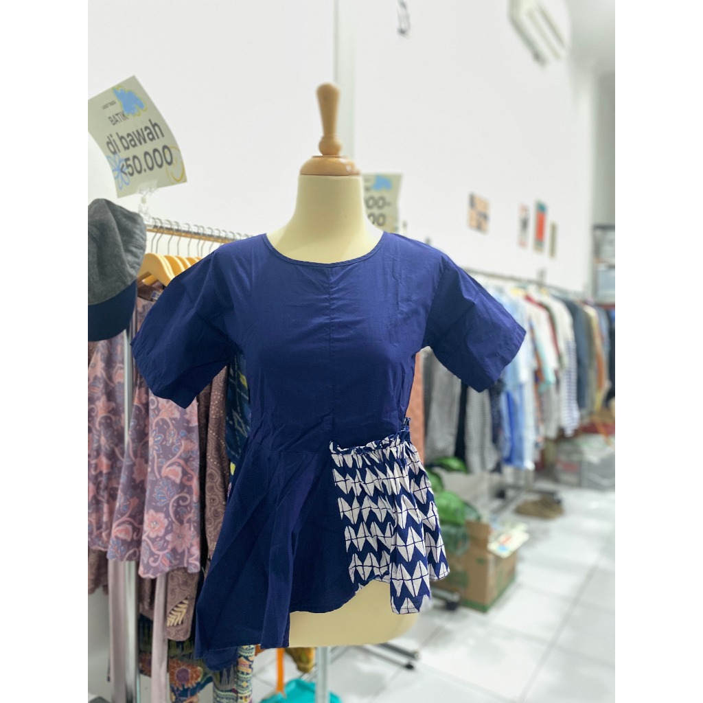 [PRELOVED] Good Atasan Wanita Blouse Batik Navy Lengan Pendek BATIK QUEEN Size M