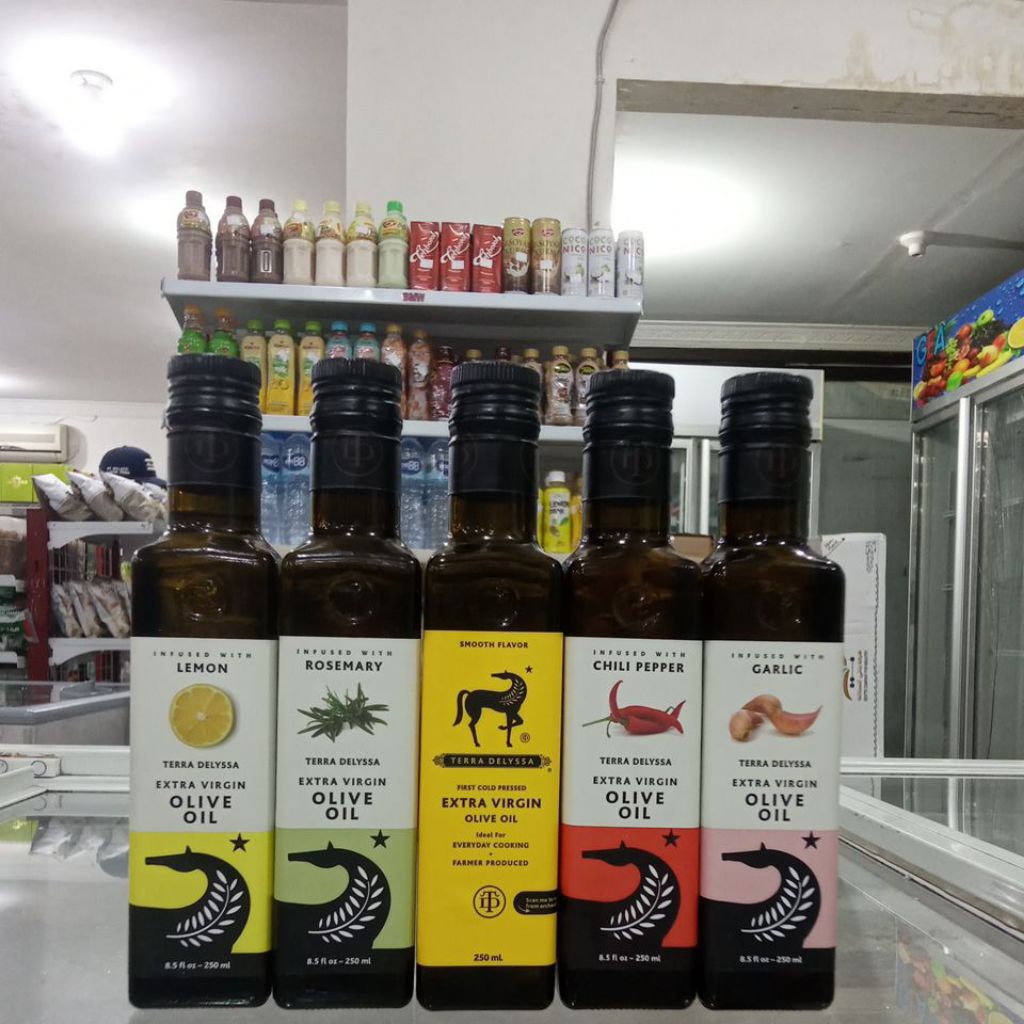 

MINYAK ZAITUN EXTRA VIRGIN TERRA DELYSSA OLIVE OIL VARIAN LEMON , ROSEMARY, SMOOTH FLAVOR, CHILI PEPPER , GARLIC BERAT BERSIH 250GR
