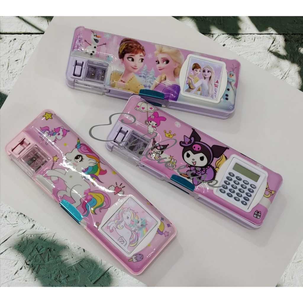 

Tempat Pensil Anak 2 Sekat Magnet Multifungsi Dengan Rautan + Calculator / Kotak Karakter Busa Plastik Lucu Sekolah Pena Kalkulator.