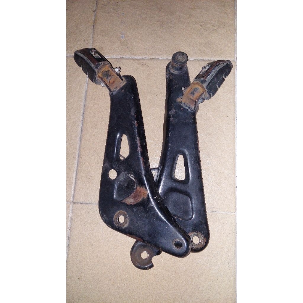 Footstep / Pijakan kaki belakang Megapro Hiu (2001-2005)