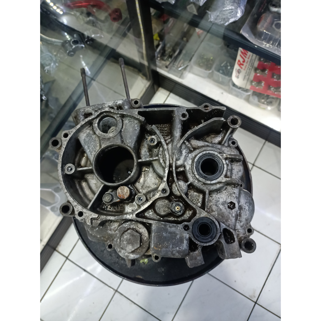 Rengkes Blok Tegah Bagian Kiri Honda CG110 Original