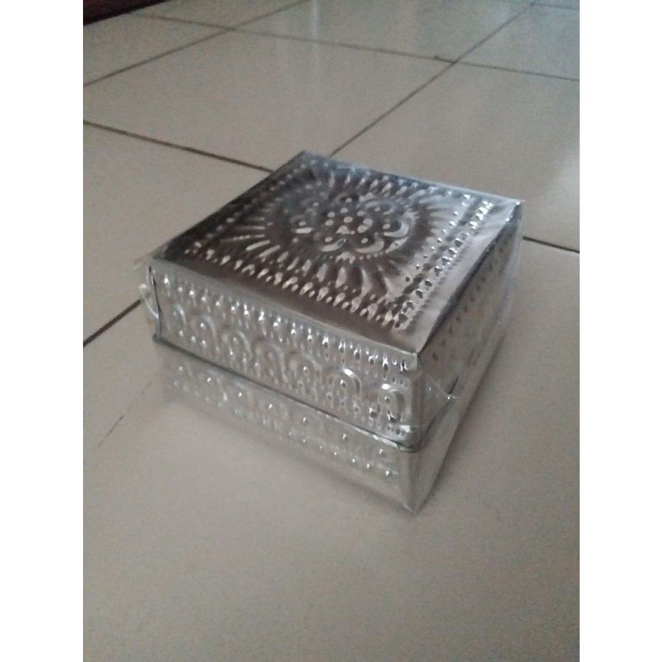 

Kotak kado dan isinya motif perak