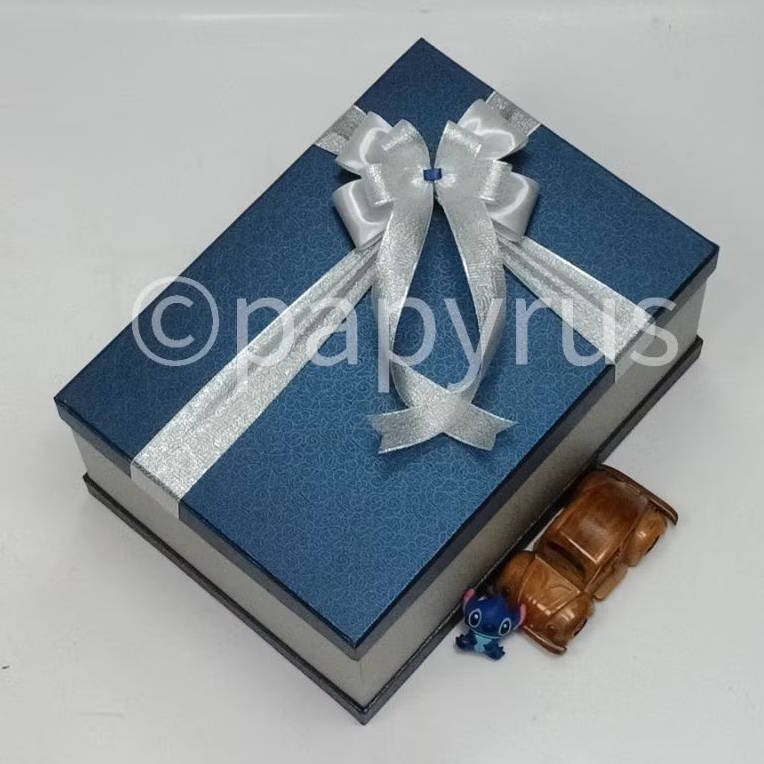 

PAPYRUS Sandwich 25x35 Tinggi 15cm Kotak Kado Gift Box V1