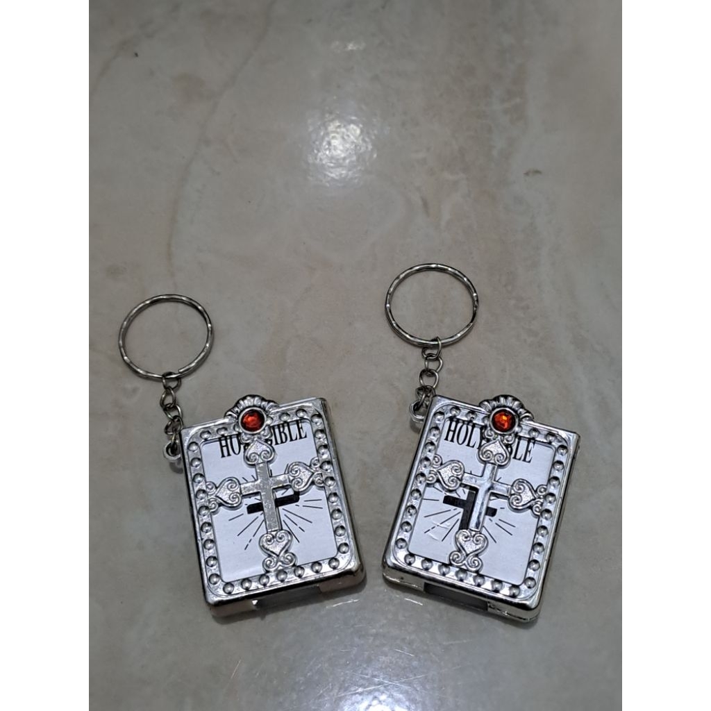 Ganci alkitab gantungan kunci model al kitab mini inggris holy bible keychain