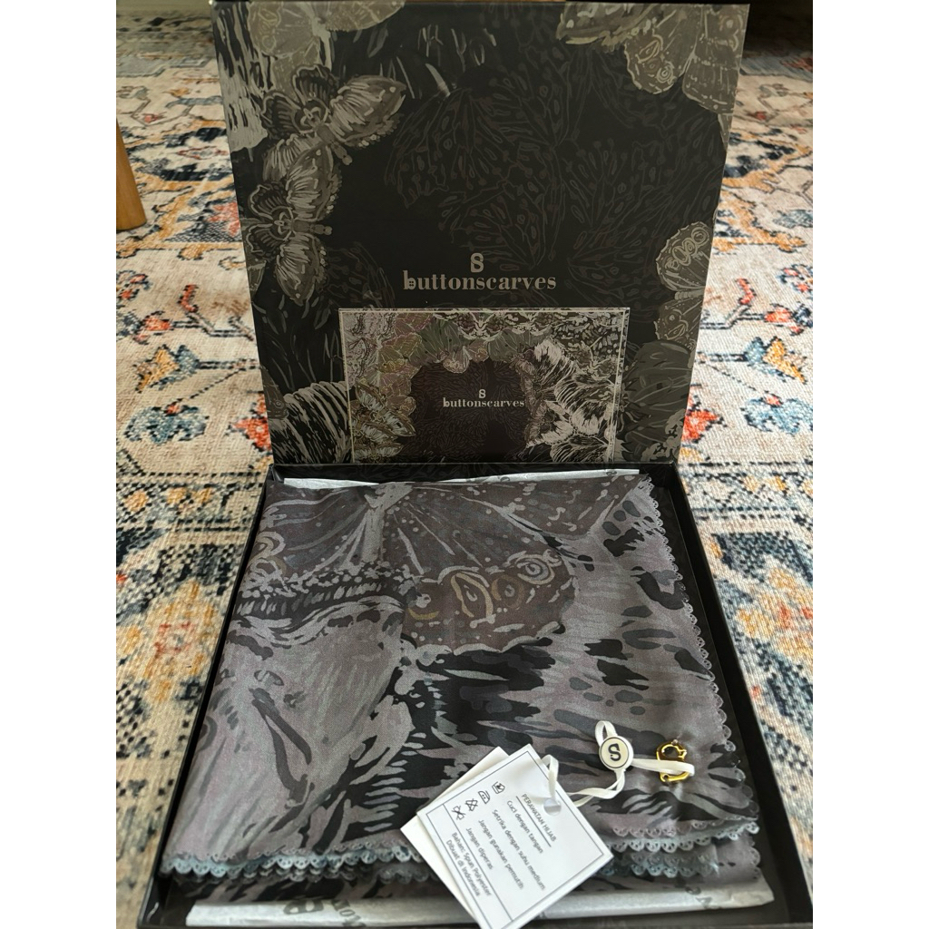 Buttonscarves  Farsha black