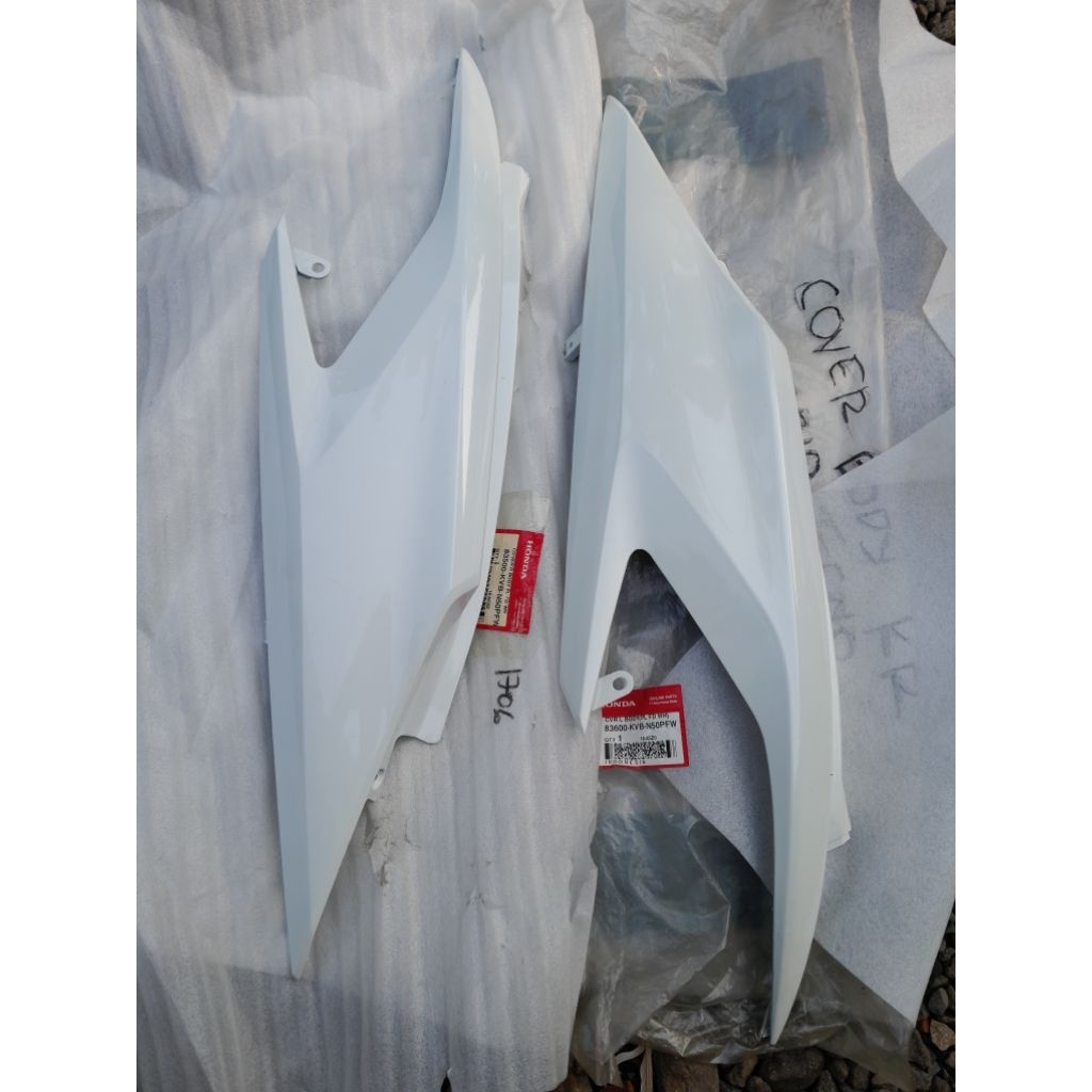 COVER BODY BODI KANAN KIRI PUTIH VARIO KARBU 110 TECHNO ORIGINAL AHM