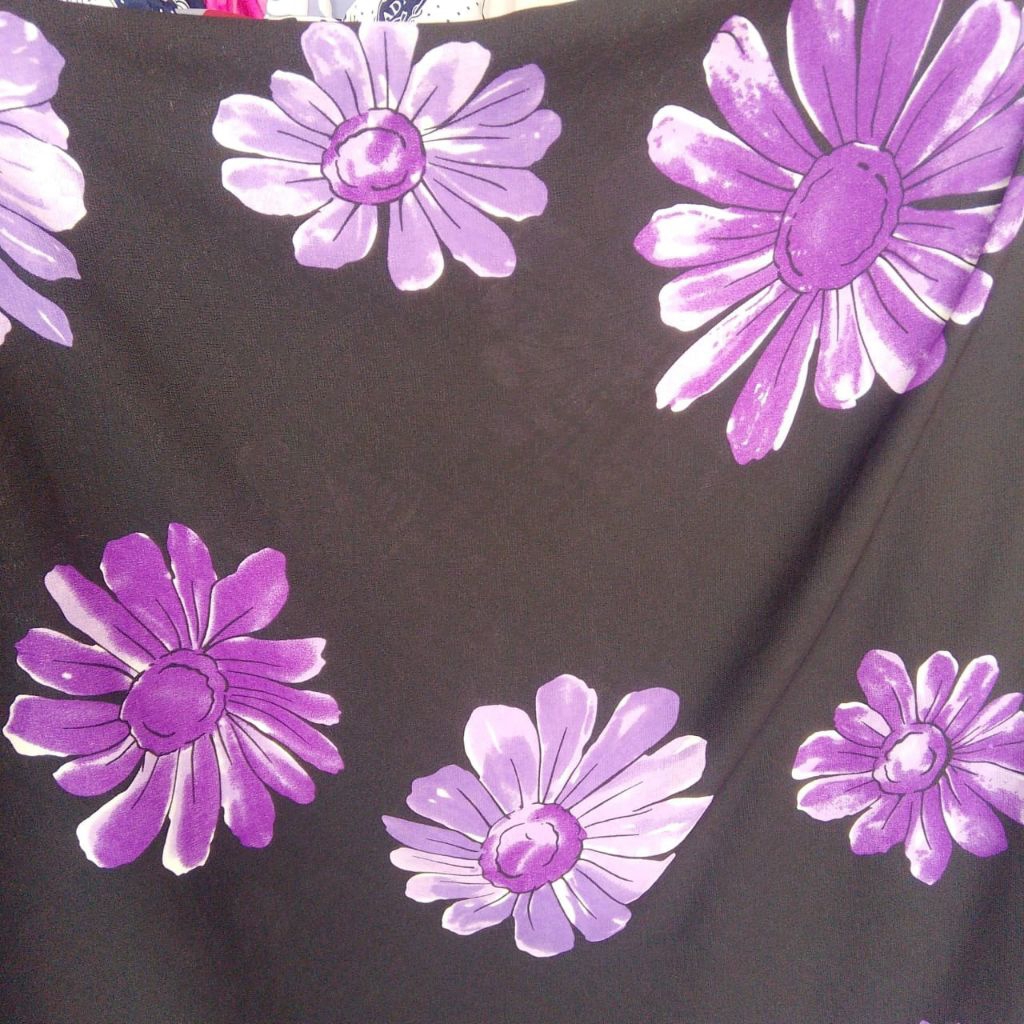 Kain Wolfis Premium – Motif Bunga Besar Warna Ungu - Kain Meteran½