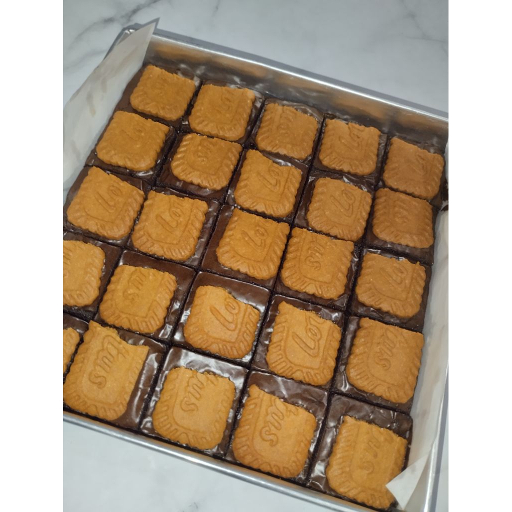 

Brownies Fudgy Panggang / Brownies Sekat 25 potong / Brownies Shiny Crust / Brownies Coklat / Brownies Topping Lotus / Brownies Topping Keju Cheese Almond Chocochip