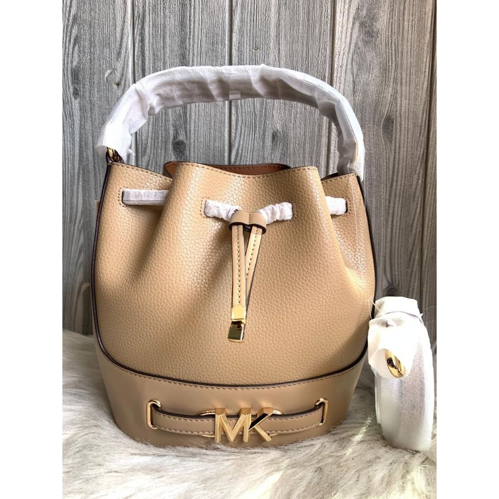 mk Reed Medium Studded Pebbled Leather Bucket Bag Camel