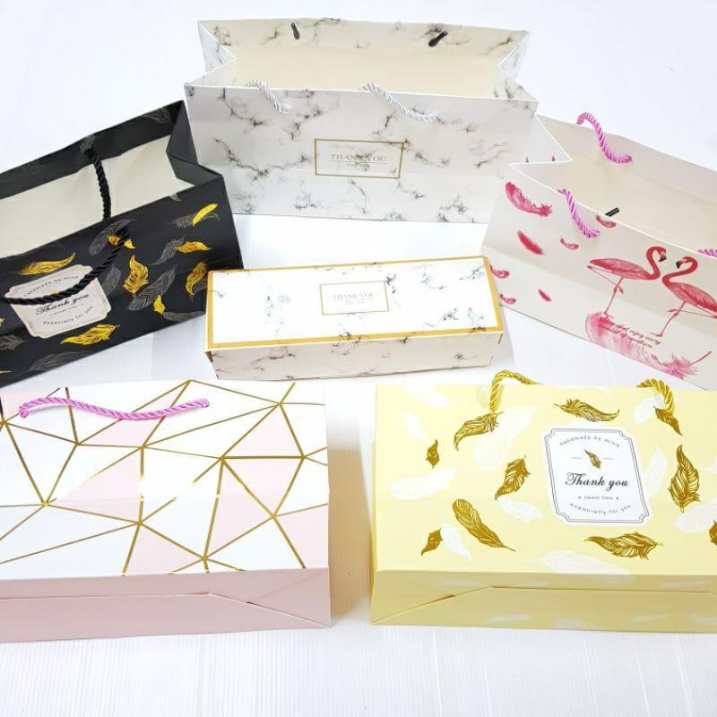 

Paper Bag Tebal Motif Vintage Kantong Hadiah Souvenir Tas Jinjing Saja Motif Bulu Bungus Kado