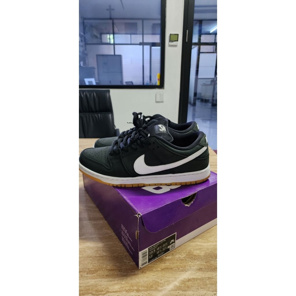 Preloved Nike SB Dunk Low Black Gum, Authentic (Size 10.5 /44.5) Condition 10/10