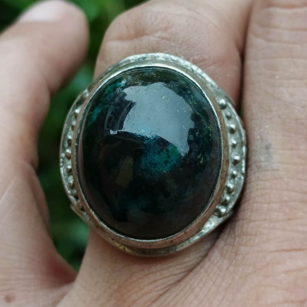 Batu Bacan Doko Hitam Lawas Semi Kristal Bercak Bluish Khas Alami  Dim-24x18x10 Ring Keren