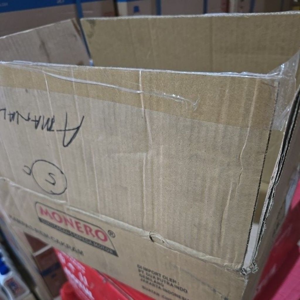 

KARDUS BEKAS KOTAK JUAL PER 1KG YA .ADA MAU AMBIL BANYAK BISA TANYA.