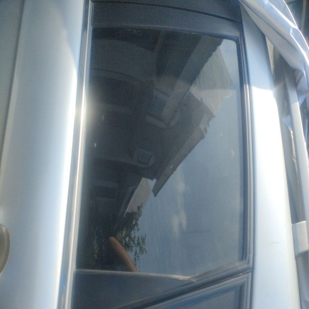 kaca belakang  kiri captiva