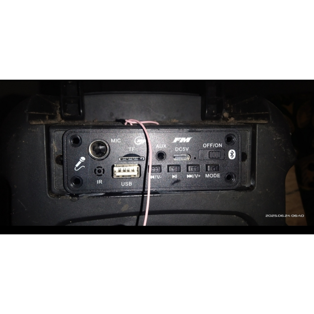 Speaker aktif bekas . 6 inci . Sdh bluetooth . Bisa karaoke . Ces cesan .radio . Sdh ganti modul.