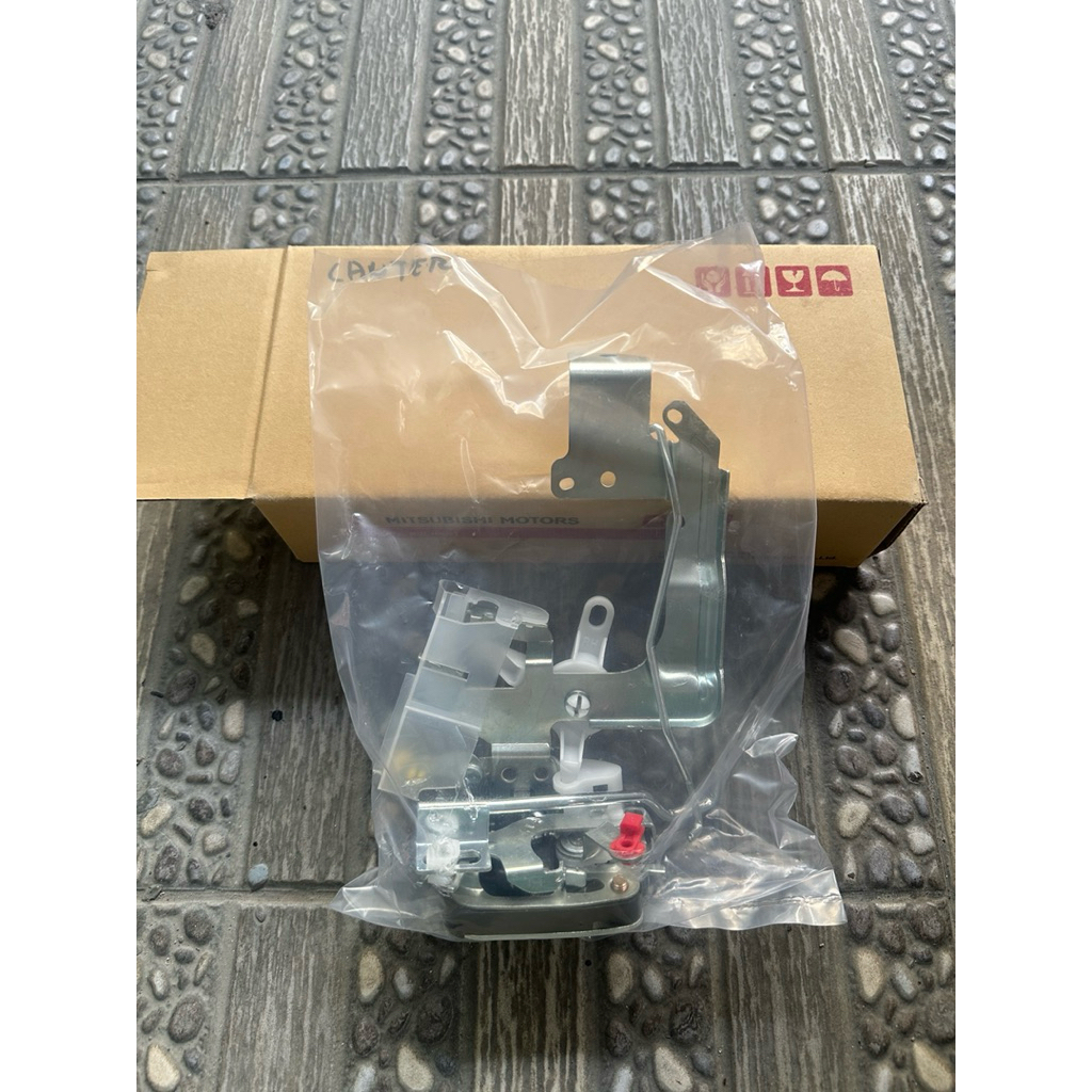 Doorlock / kunci pintu kanan Canter Ps125