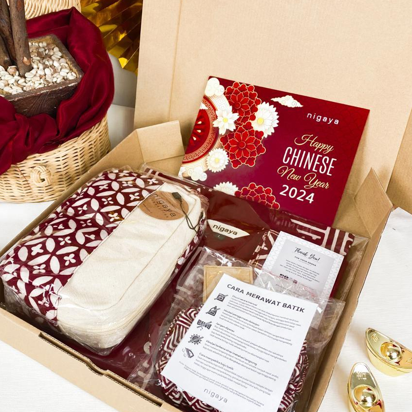 

Hampers Gift Box Kado Batik Dan Tambahan kotak untuk Hadiah Dengan kartu ucapan dan bubble wrap