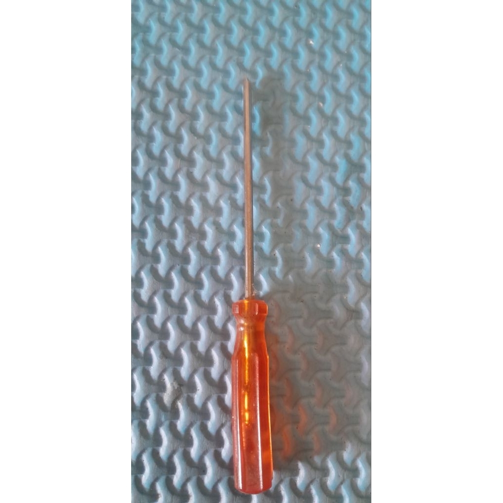 Obeng plus bahan besi baja dengan panjang obeng 9 cm,dilengkapi gagang bahan plasti panjang gagang 7