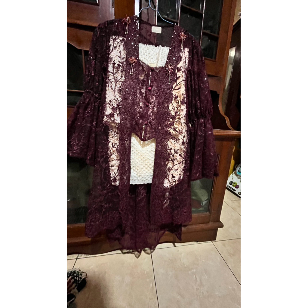 Preloved kebaya jaleela 1 set ( kebaya+rok+inner+jilbab) warna burgundy
