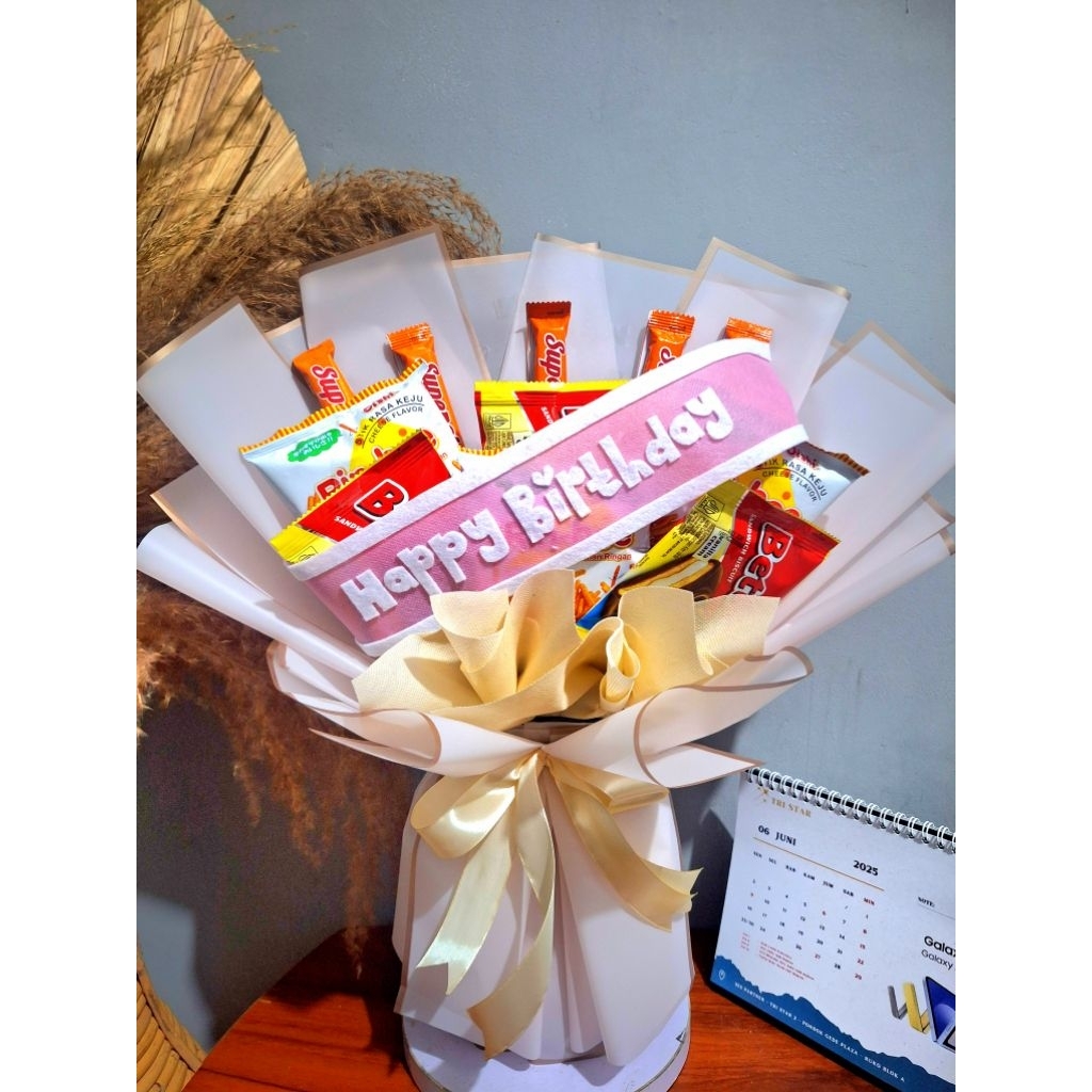 

READY STOK buket snack - buket wisuda - buket birthday - hadiah ulang tahun - kado ulang tahun - hadiah wisuda - buket wisuda cewek