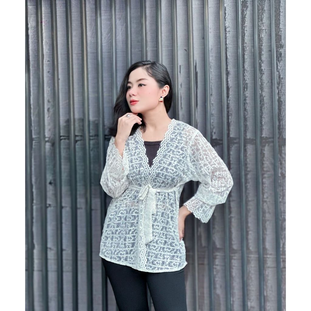 ALUNA by Raziea (Outer Brokat Putih Wanita Elegan – Atasan Kebaya Modern Tali Pinggang Korea Style))