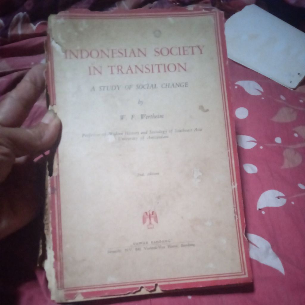 buku Wertheim, Indonesian In Transition, A Study of Social Change, buku original jadul