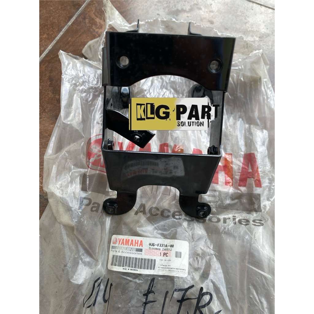 Dudukan Breket Breaket Stay Dada Dasi Panel Tameng Depan F1ZR FIZR 4US Original Yamaha YGP Baru New