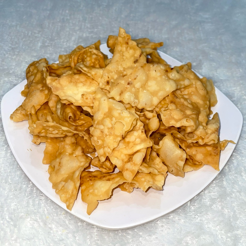 

KERIPIK BAWANG / KUE BAWANG ISI 1/4 KG + BOX PLASTIK & GRATIS PACKING KARDUS