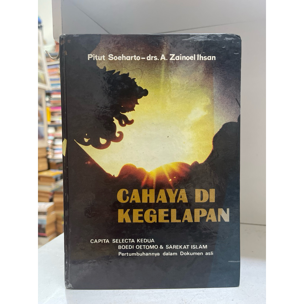 BUKU CAHAYA DI KEGELAPAN PITUT SOEHARTO DRS A ZAINOEL IHSAN