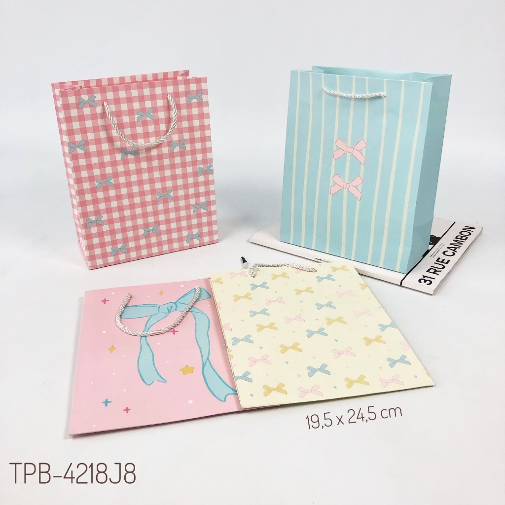 

PAPERBAG STRIPES SIZE 20X24CM / PAPERBAG KADO HADIAH HAMPERS / TAS KADO