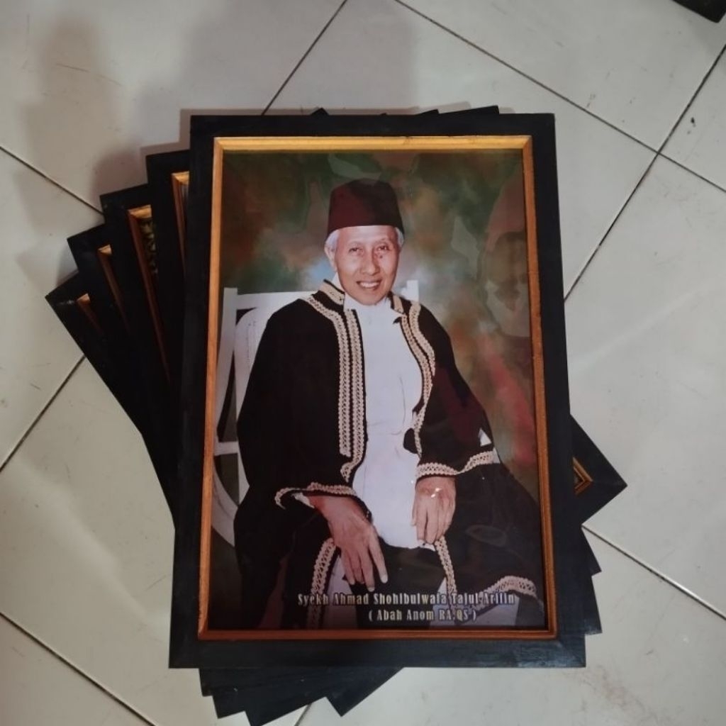 hiasan dinding poster realpict Abah Anom plus bingkai ukuran 53cmx35cm