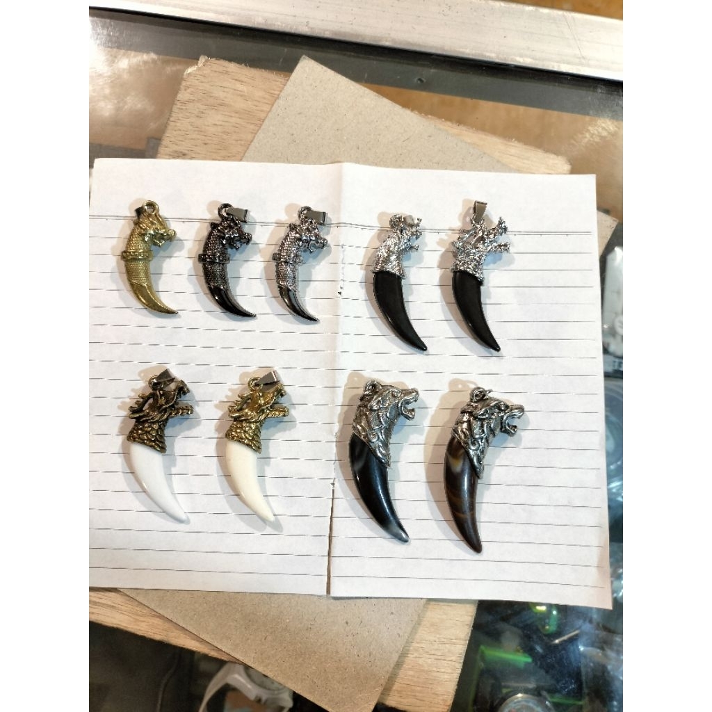 Bandul Liontin Kalung Taring Kuku Macan Kepala Singa Sintetis Resin dan Besi