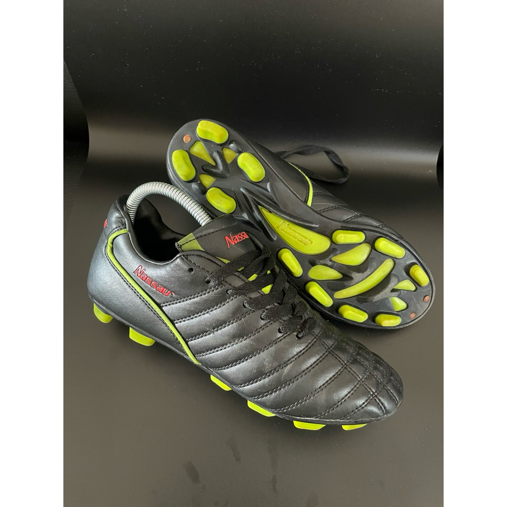 Sepatu bola nassau size 42 26.5 cm
