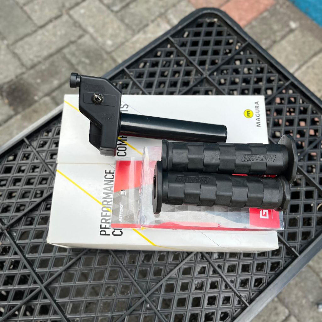 GAS SPONTAN MAGURA 314 SET HANDRGIP DAYTONA & RCB GAS SPONTAN MAGURA SET HANDGRIP DAYTONA & RCB