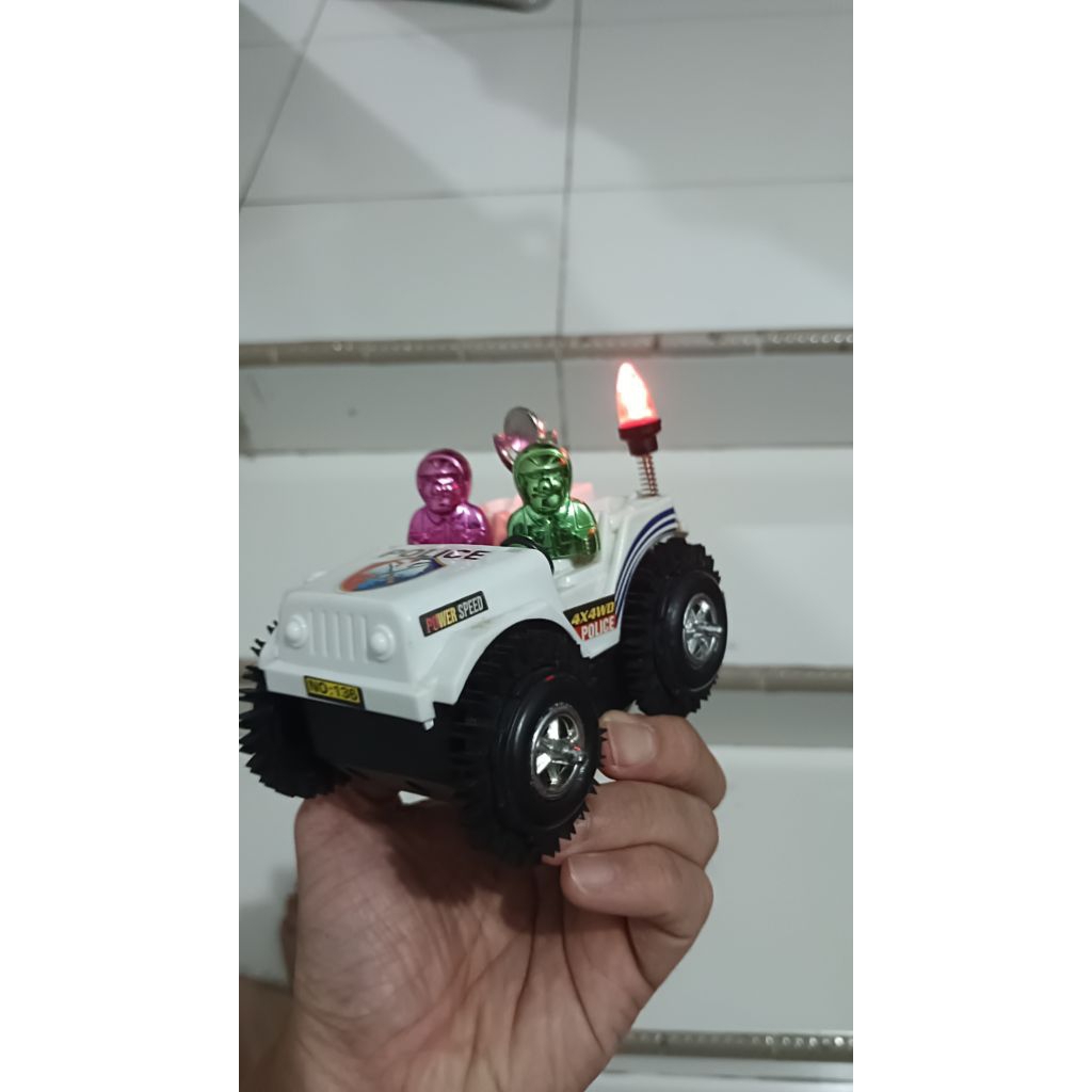 Mainan mobilan Jeep jungkir balik preloved