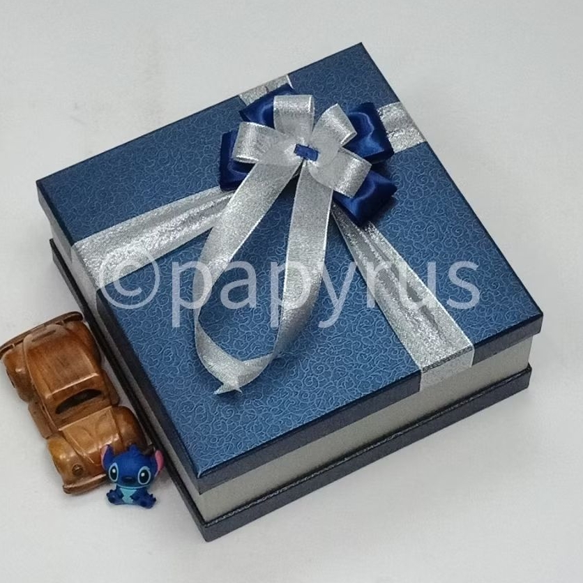 

PAPYRUS Sandwich 25x25 Tinggi 10cm Kotak Kado Gift Box V2
