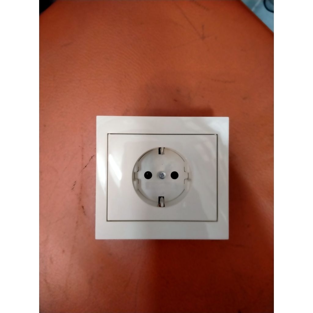stop kontak dinding merk berker tipe K1 putih polar 16A 250vac Made in germany