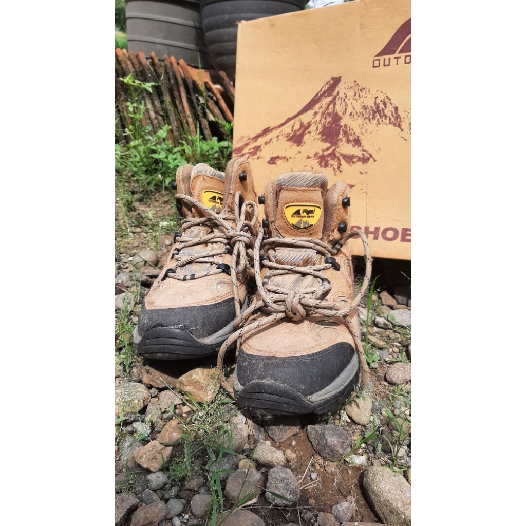 PRELOVED SEPATU GUNUNG WANITA MERK REI