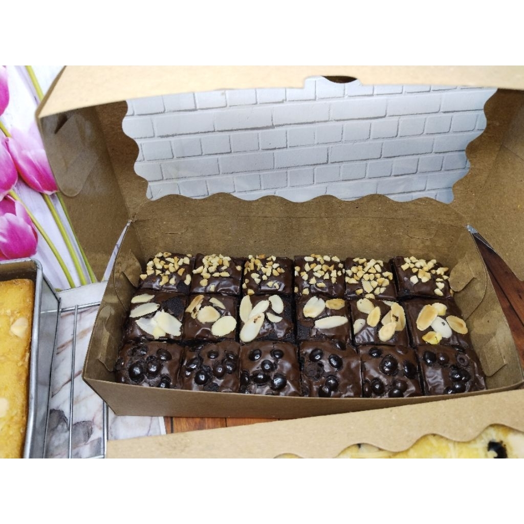 

nyoklat banget fudgy brownies toping kacang, Choco chips, almond slice 20x10