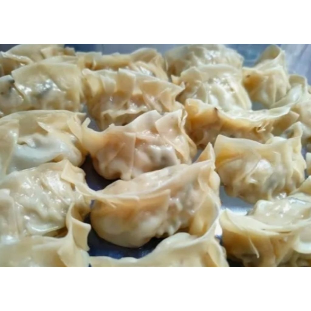 

gyoza ayam frozen food plus chili oil