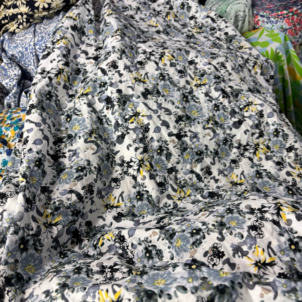 Katun Motif Floral Abstrak abu – Kain Adem untuk Dress & Blouse kemeja