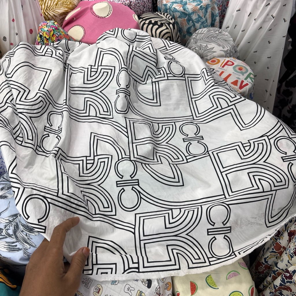 Katun Poplin Motif Abstrak Monokrom – Kain Adem untuk Dress & Blouse kemeja
