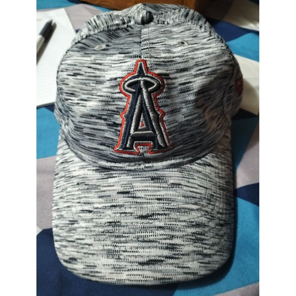 Topi Baseball New Era 9TWENTY Anaheim Angels Motif Garis Abu-abu Merah
