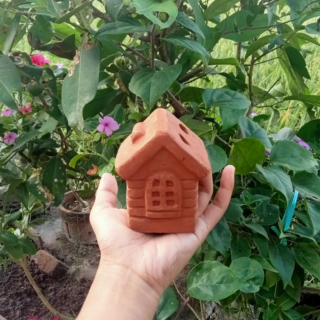 

Prakarya Tanah Liat - Tempat Pensil Rumah