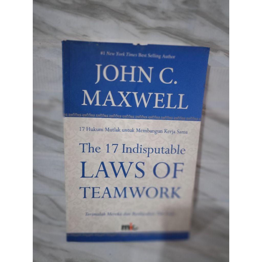 THE 17 INDISPUTABLE LAWS OF TEAMWORK by John c.maxwell