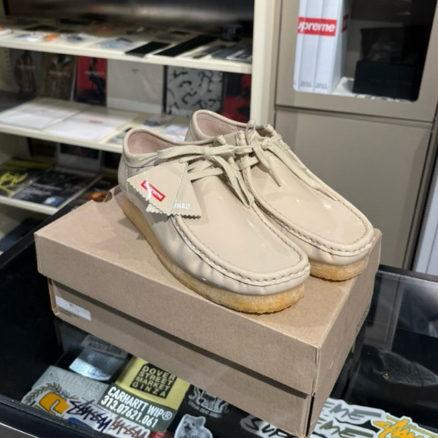 SUPREME X CLARKS WALLABEE SHOE PATENT SS24 MAPLE